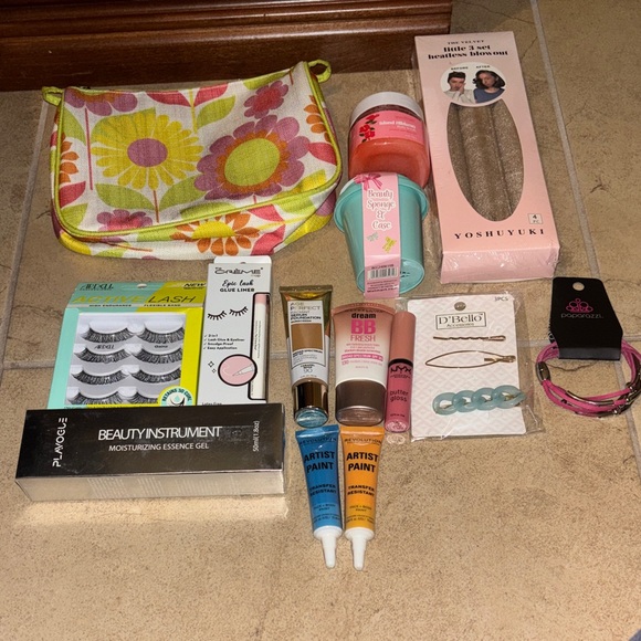 Clinique Accessories - Bundel  spa set pouch  body scrub makeup spong and case heatless curls eyelashes